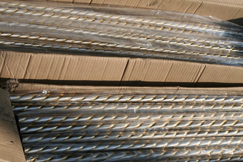 10-twisted-pipes-with-gold-stripe-packing